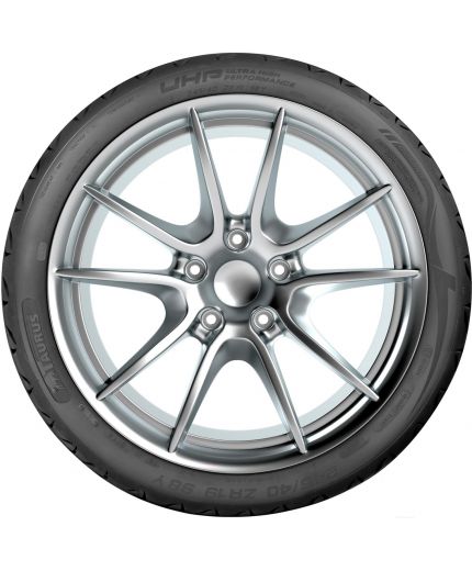 TAURUS Ultra High Performance 215/55R18 99V
